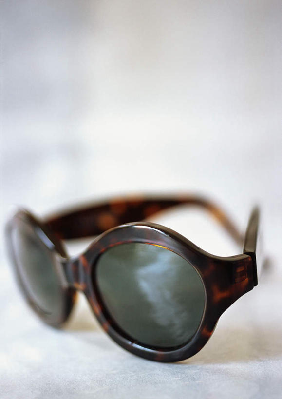 无人,竖图,俯视,室内,特写,白天,静物,一副,朦胧,模糊,墨镜,眼镜,太阳镜,太阳眼镜,遮阳镜,摄影,影棚,彩图,高角度拍摄,影棚拍摄,拍摄