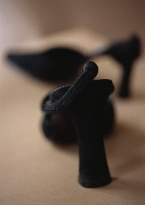 无人,竖图,俯视,室内,特写,白天,高跟鞋,静物,鞋子,一双,朦胧,模糊,黑色,摄影,影棚,彩图,高角度拍摄,影棚拍摄,拍摄