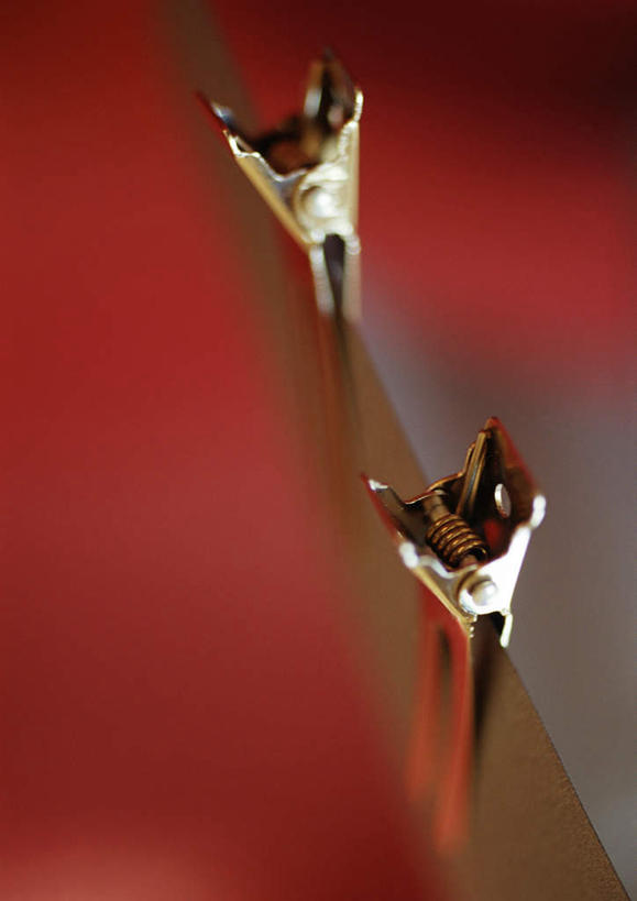 无人,竖图,俯视,室内,特写,白天,静物,不锈钢,朦胧,模糊,不锈钢制品,两个,夹子,摄影,影棚,衣夹,彩图,高角度拍摄,影棚拍摄,拍摄