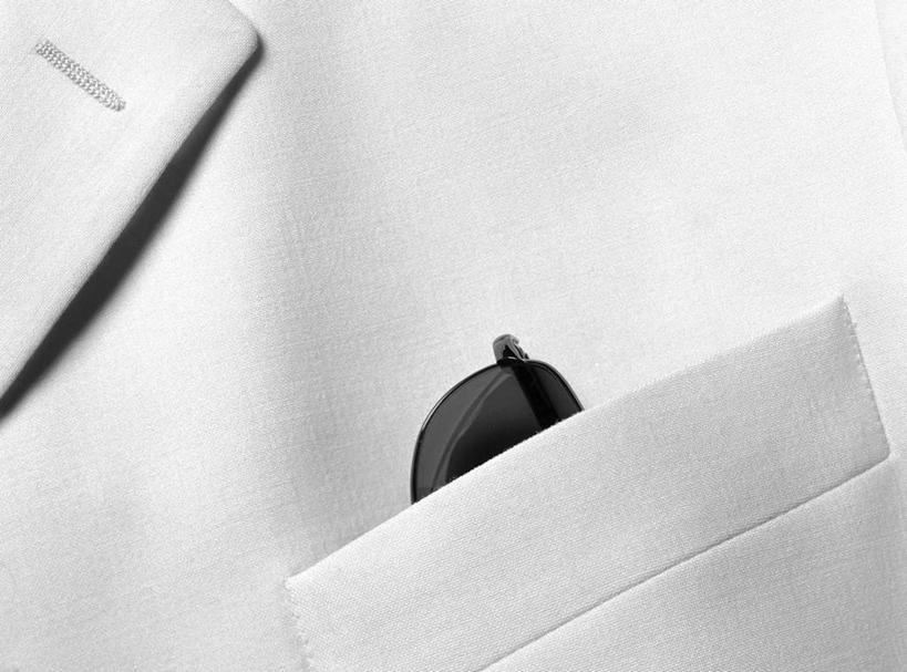 无人,竖图,俯视,黑白,室内,特写,白天,静物,袋子,一副,服装,朦胧,模糊,口袋,墨镜,眼镜,衣服,太阳镜,太阳眼镜,一件,遮阳镜,摄影,服饰,影棚,高角度拍摄,影棚拍摄,拍摄