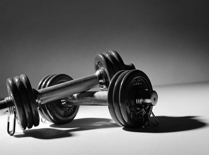 无人,竖图,俯视,黑白,室内,特写,白天,静物,哑铃,阴影,灰色背景,朦胧,模糊,反射,影子,一对,运动器械,健身器械,摄影,影棚,健身器材,高角度拍摄,影棚拍摄,拍摄,运动器材