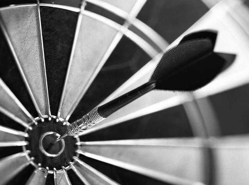 无人,竖图,俯视,黑白,室内,特写,白天,成功,胜利,静物,朦胧,模糊,飞镖盘,飞镖,一个,摄影,影棚,单个,靶心,瞄准,镖针,飞镖运动,高角度拍摄,影棚拍摄,拍摄