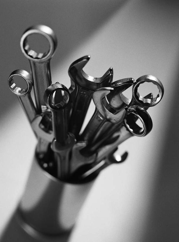 无人,竖图,俯视,黑白,室内,特写,白天,静物,金属制品,许多,连接,灰色背景,组合,朦胧,模糊,金属,工具,摄影,影棚,扳手,链接,五金,紧固,拼接,拼凑,梅花扳手,拼合,凑集,聚合,撮合,链结,牢固,扳头,双头扳手,高角度拍摄,影棚拍摄,拍摄