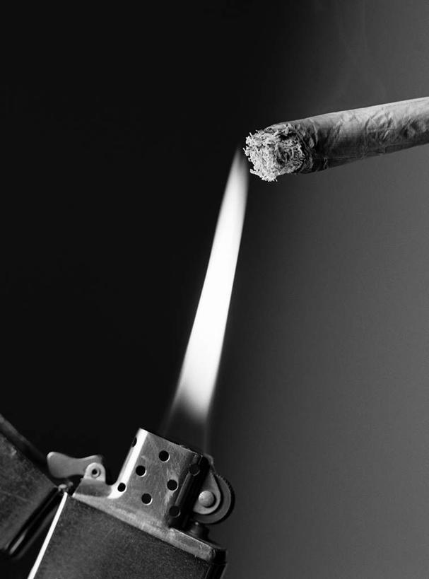 无人,竖图,俯视,黑白,室内,特写,白天,静物,香烟,火,灰色背景,朦胧,模糊,火苗,火焰,一个,机械,打火机,烟,摄影,影棚,单个,卷烟,烟草,纸烟,高角度拍摄,影棚拍摄,拍摄