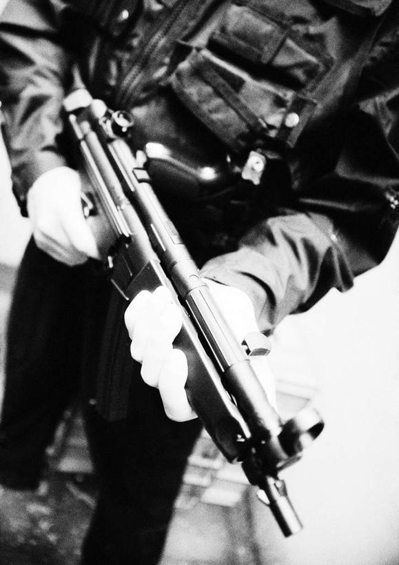 西方人,一个人,站,竖图,俯视,黑白,室内,白天,竞争,欧洲,欧洲人,仅一个男性,仅一个人,对抗,握,朦胧,模糊,冲突,枪,拿,拿着,破坏,仅一个年轻男性,站着,武器,战争,握着,损坏,攻击,威胁,对立,矛盾,兵器,防御,枪械,敌对,挫败,斗争,抗拒,抗衡,杀伤,威慑,危险,男人,男性,年轻男性,白种人,站立,半身,高角度拍摄