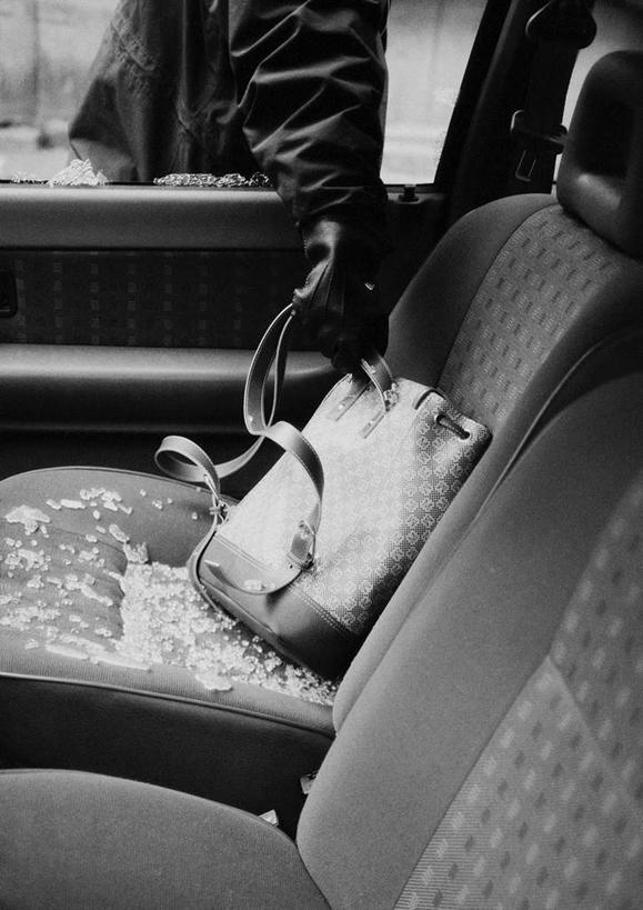 西方人,一个人,竖图,俯视,黑白,室内,白天,汽车,椅子,欧洲,欧洲人,仅一个男性,仅一个人,一辆,握,朦胧,模糊,包,皮包,皮革,拿,拎,拿着,座位,车,仅一个年轻男性,车窗,手套,交通工具,轿车,握着,单肩包,砸,皮手套,男人,男性,年轻男性,白种人,半身,高角度拍摄,拎着
