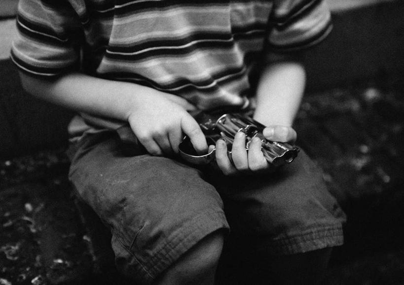 西方人,儿童,一个人,竖图,俯视,黑白,室内,白天,纯洁,竞争,欧洲,欧洲人,仅一个男性,仅一个人,一把,对抗,朦胧,模糊,冲突,枪,破坏,小孩,仅一个小孩,武器,可爱,童年,童趣,战争,手枪,损坏,攻击,威胁,对立,矛盾,兵器,防御,童真,烂漫,无邪,敌对,挫败,斗争,抗拒,抗衡,杀伤,威慑,天真,危险,男孩,男人,男性,白种人,孩子,半身,高角度拍摄,男生