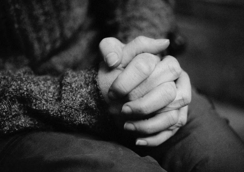 西方人,手,一个人,坐,竖图,俯视,黑白,室内,特写,白天,欧洲,欧洲人,仅一个男性,仅一个人,握,朦胧,模糊,仅一个年轻男性,手部,握着,男人,男性,年轻男性,白种人,坐着,半身,高角度拍摄