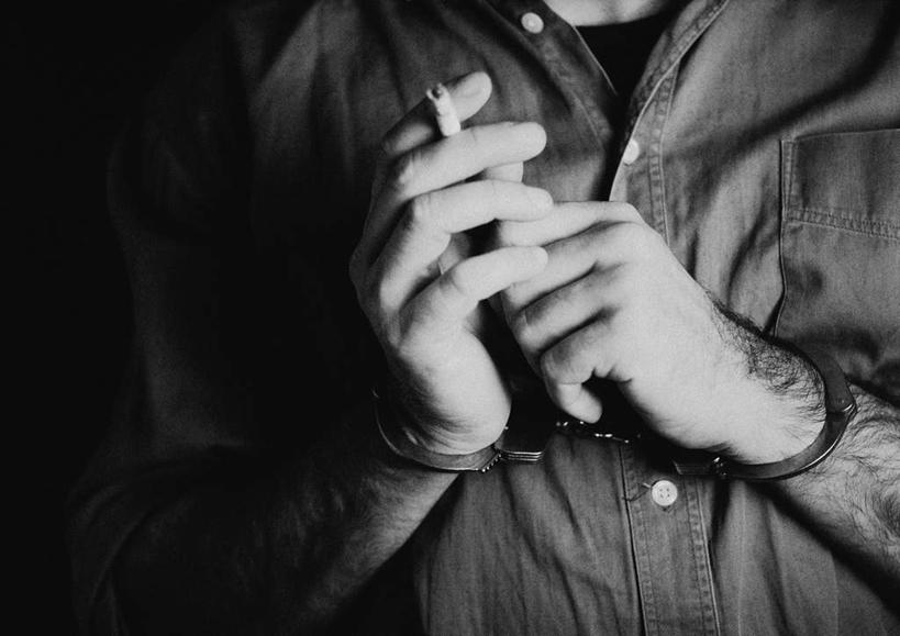 西方人,一个人,站,吸烟,横图,黑白,室内,白天,正面,香烟,欧洲,欧洲人,仅一个男性,仅一个人,一根,握,拿,拿着,休闲装,仅一个年轻男性,灰色,站着,休闲,休闲服,烟,握着,男人,男性,年轻男性,白种人,卷烟,烟草,纸烟,抽烟,站立,半身