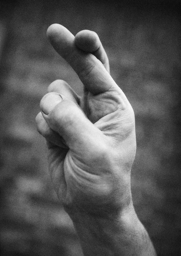 西方人,手,中指,一个人,举,交叉,竖图,黑白,室内,特写,白天,正面,欧洲,欧洲人,仅一个男性,仅一个人,曲折,仅一个年轻男性,祈祷,手势,托,手部,期待,虚假,誓言,食指,亲近,祝愿,期盼,邪恶,结束,终结,完成,赌咒,撒谎,欺骗,谎言,隐瞒,相交,交集,幸运,男人,男性,年轻男性,白种人,举起,举手,举着,向上举,向上伸,向上托,半身