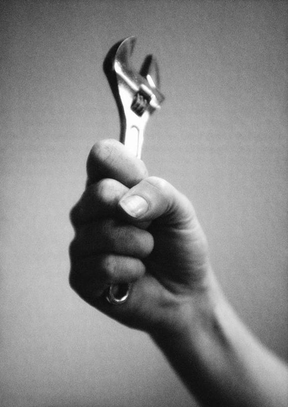 西方人,手,一个人,举,摸,竖图,黑白,室内,特写,白天,正面,欧洲,欧洲人,仅一个男性,仅一个人,握,工具,拿,拿着,仅一个年轻男性,一个,托,手部,握着,单个,扳手,扳头,男人,男性,年轻男性,白种人,触摸,接触,举起,举手,举着,向上举,向上伸,向上托,半身