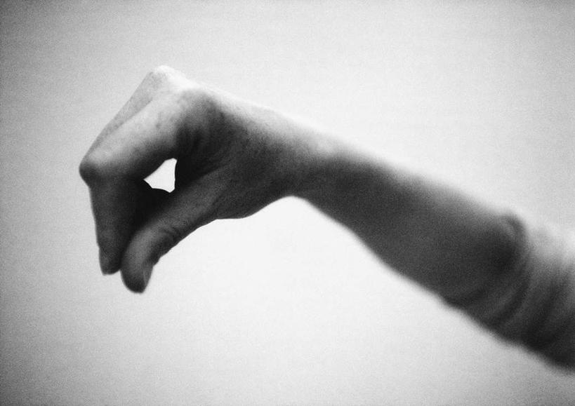 西方人,手,一个人,举,摸,横图,黑白,室内,特写,白天,正面,欧洲,欧洲人,仅一个男性,仅一个人,抚摸,朦胧,模糊,弯曲,仅一个年轻男性,按,手势,托,手部,手指,男人,男性,年轻男性,白种人,触摸,接触,举起,举手,举着,向上举,向上伸,向上托,半身