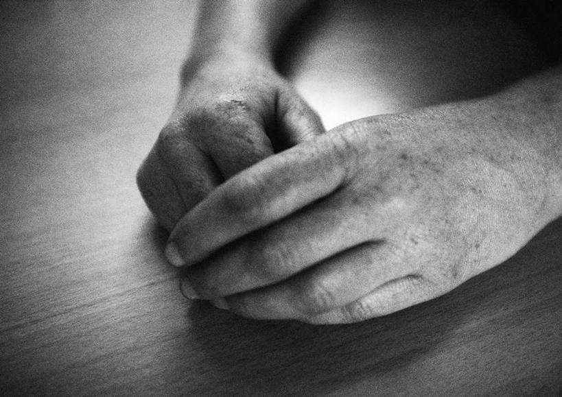 西方人,手,一个人,摸,交叉,横图,俯视,黑白,室内,特写,白天,餐桌,桌子,欧洲,欧洲人,仅一个男性,仅一个人,抚摸,阴影,弯曲,光线,影子,仅一个年轻男性,阳光,靠,靠着,倚靠,手部,餐台,倚着,相交,交集,男人,男性,年轻男性,白种人,触摸,接触,半身,高角度拍摄