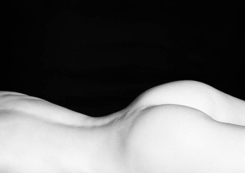 西方人,臀部,背,一个人,横图,黑白,室内,白天,侧面,性感,欧洲,欧洲人,仅一个年轻女性,仅一个女性,仅一个人,黑色背景,裸露,趴着,摄影,影棚,赤裸,裸,年轻女性,女人,女性,白种人,屁股,趴,半身,影棚拍摄,拍摄