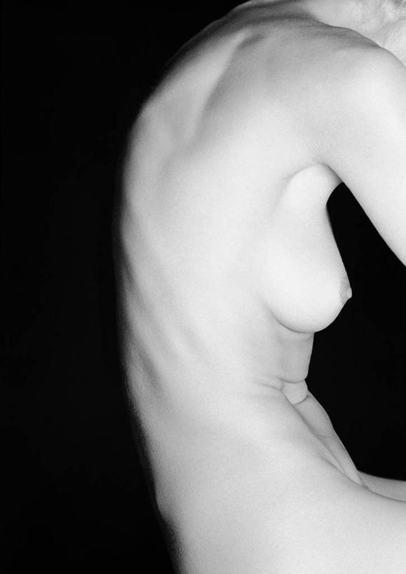 西方人,肩,胸,腹部,一个人,坐,竖图,黑白,室内,白天,侧面,性感,欧洲,欧洲人,仅一个年轻女性,仅一个女性,仅一个人,弯腰,黑色背景,裸露,摄影,影棚,赤裸,裸,弯身,年轻女性,女人,女性,白种人,腹,肚子,胸部,坐着,半身,影棚拍摄,拍摄