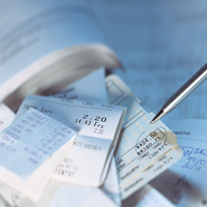 无人,方图,俯视,室内,特写,白天,桌子,静物,阴影,朦胧,模糊,光线,笔,标志,文字,影子,字符,字母,办公用品,圆珠笔,标识,文具,阳光,学习用品,账单,文具用品,票据,发票,小票,彩图,高角度拍摄,收据