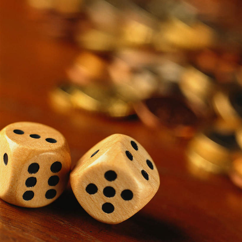 无人,方图,俯视,室内,特写,白天,游戏,赌博,贪欲,竞争,钱,静物,玩具,一堆,许多,阴影,堆叠,堆积,朦胧,模糊,光线,钱币,骰子,影子,玩,娱乐,刺激,阳光,休闲,金融,经济,活动,堆,发泄,消遣,智力,赌具,流通,贸易,色子,投机,侥幸,欲望,投子,宣泄,货币,现金,硬币,玩耍,嬉戏,彩图,高角度拍摄,胜负,输赢