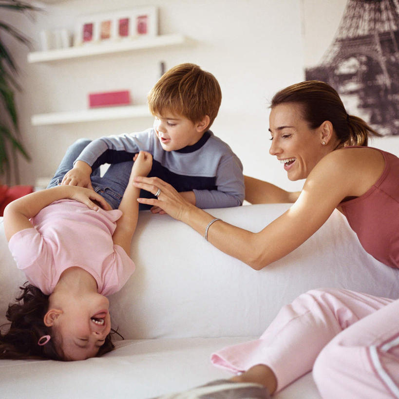 西方人,儿童,三个人,家庭,母亲,女儿,儿子,站,坐,躺,笑,微笑,露齿笑,方图,室内,白天,侧面,游戏,纯洁,植物,沙发,杯子,欧洲,欧洲人,盆栽,墙,盆景,玩,娱乐,壁画,架子,墙壁,墙面,小孩,绿色,自然,水杯,站着,休闲,温暖,温馨,母女,母子,一家人,可爱,母爱,童年,童趣,生长,成长,活动,恶搞,搞笑,和睦,发泄,消遣,智力,布艺沙发,童真,烂漫,无邪,宣泄,卧着,天真,男孩,男人,男性,年轻女性,女孩,女人,女性,白种人,茶杯,躺着,玩耍,卧,嬉戏,站立,坐着,半身,彩图,融洽,男生,女生