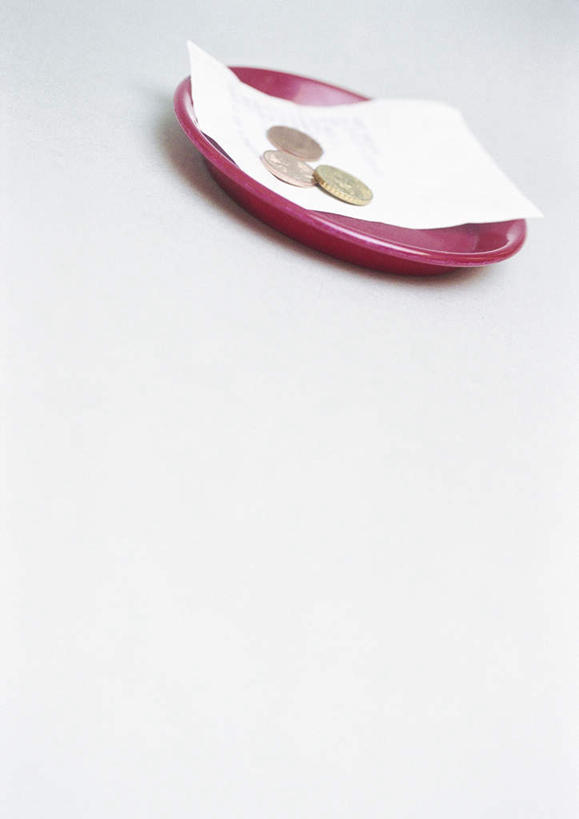 无人,竖图,俯视,室内,特写,白天,白色背景,钱,静物,餐具,碟子,盘,钱币,三个,一个,盘子,碟,金融,摄影,影棚,经济,单个,账单,票据,发票,小票,流通,贸易,货币,现金,硬币,彩图,高角度拍摄,影棚拍摄,拍摄,收据