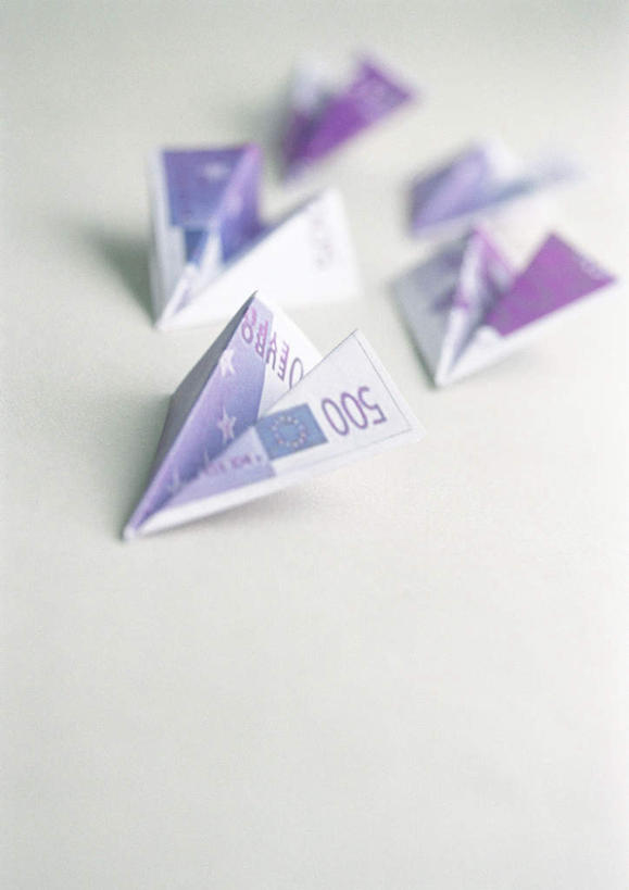 无人,竖图,俯视,室内,特写,白天,白色背景,钱,飞机,静物,一排,许多,形状,朦胧,模糊,艺术,整齐,钱币,折纸,纸艺,手工艺品,文化,排列,工艺品,钞票,金融,纸币,摄影,影棚,经济,纸飞机,高雅,队列,流通,纸钞,贸易,工艺折纸,自信心,品位,五张,货币,现金,彩图,高角度拍摄,影棚拍摄,拍摄