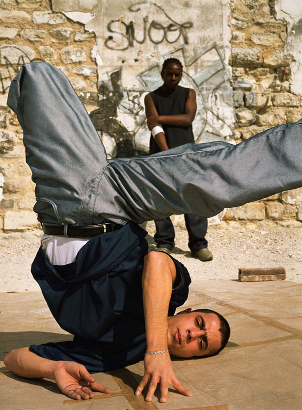 西方人,两个人,伙伴,朋友,站,竖图,室外,白天,正面,锻炼,跳舞,友谊,运动,欧洲,非洲,黑人,欧洲人,倒立,阴影,光线,影子,墙,注视,墙壁,墙面,阳光,看,站着,观看,张开双腿,街舞,嘻哈,关注,室外运动,户外运动,舞姿,友情,男人,男性,年轻男性,非洲人,站立,半身,彩图,健身,涂鸦,舞蹈