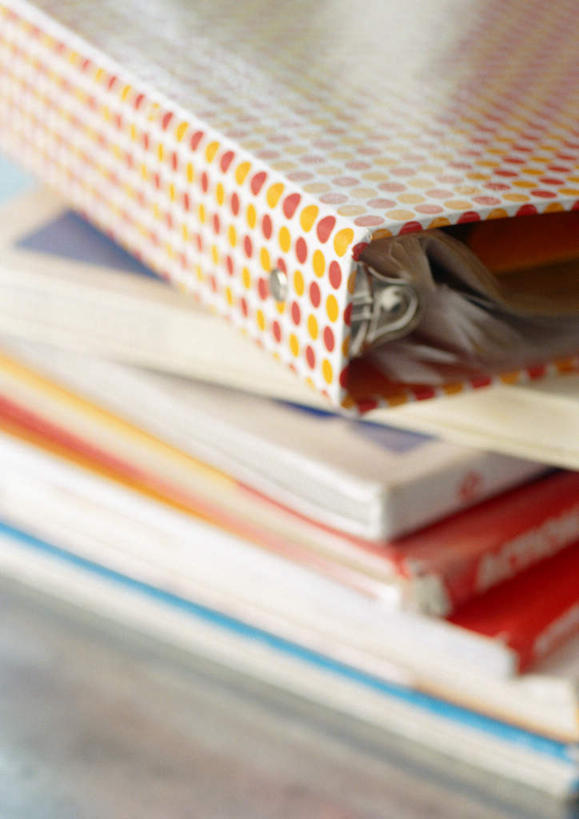 无人,竖图,俯视,室内,特写,白天,静物,书籍,许多,办公用品,记事本,文具,本子,笔记本,学习用品,叠加,叠放,文具用品,书,图书,彩图,高角度拍摄