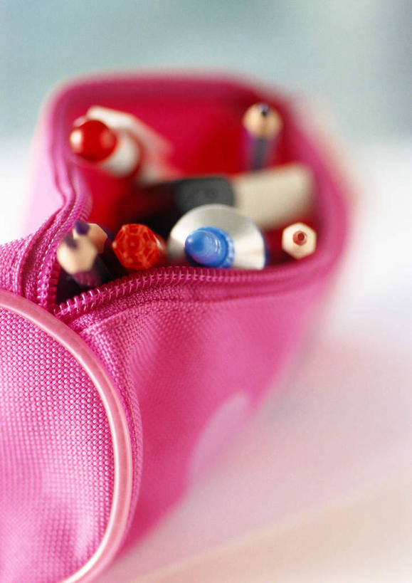 无人,竖图,俯视,室内,特写,白天,桌子,静物,包,笔,办公用品,书桌,文具,一个,粉色,笔袋,课桌,学习用品,单个,文具用品,文具袋,彩图,高角度拍摄