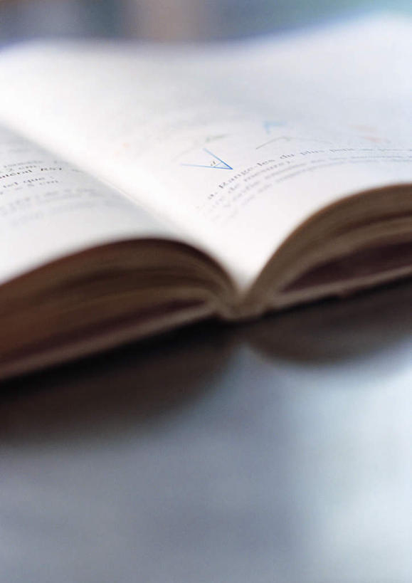 无人,竖图,俯视,室内,特写,白天,桌子,静物,书籍,一本,阴影,朦胧,模糊,反射,影子,办公用品,书桌,文具,课桌,学习用品,打开,翻开,文具用品,书,图书,彩图,高角度拍摄