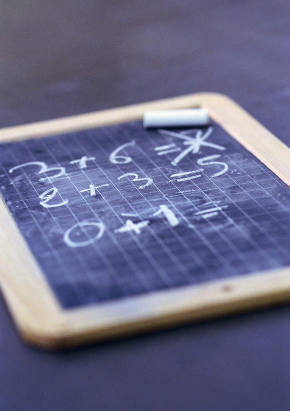 无人,竖图,俯视,室内,特写,白天,桌子,静物,一根,计算,笔,方格,格子,工具,数字,书桌,粉笔,课桌,学习用品,黑板,教学,阿拉伯数字,文具用品,数学,记录板,记事板,耐磨,白垩,教学黑板,彩图,高角度拍摄