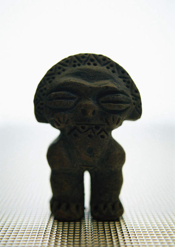 无人,竖图,室内,特写,白天,白色背景,正面,桌面,桌子,静物,雕塑,朦胧,模糊,艺术,装饰,雕刻,雕像,塑像,一个,工艺品,摄影,影棚,单个,纪念,美术,主题,泥人,陈列,功能,美学,彩图,影棚拍摄,拍摄