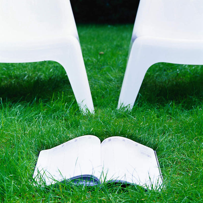 无人,方图,俯视,室外,特写,白天,草地,草坪,植物,静物,书籍,椅子,一本,阴影,光线,影子,木椅,两把,草,绿色,阳光,打开,翻开,书,图书,彩图,高角度拍摄