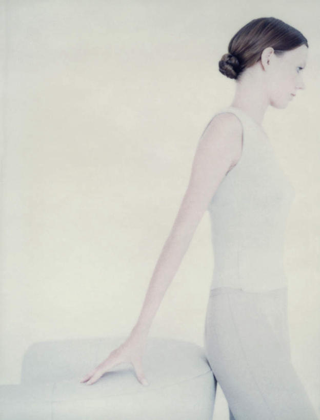 西方人,一个人,站,竖图,室内,白天,白色背景,侧面,裙子,沙发,欧洲,欧洲人,仅一个年轻女性,仅一个女性,仅一个人,连衣裙,注视,看,靠,靠着,倚靠,站着,摄影,影棚,观看,倚着,关注,布艺沙发,年轻女性,女人,女性,白种人,站立,半身,彩图,影棚拍摄,拍摄