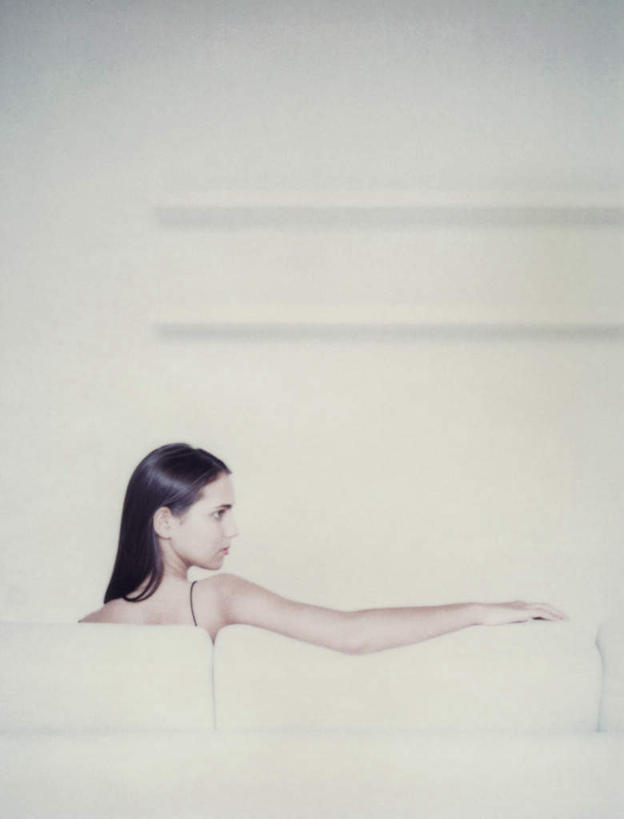 西方人,一个人,坐,竖图,室内,白天,白色背景,侧面,沙发,欧洲,欧洲人,仅一个年轻女性,仅一个女性,仅一个人,墙,注视,墙壁,墙面,看,靠,靠着,倚靠,摄影,影棚,观看,倚着,关注,布艺沙发,年轻女性,女人,女性,白种人,长发,坐着,半身,彩图,影棚拍摄,拍摄