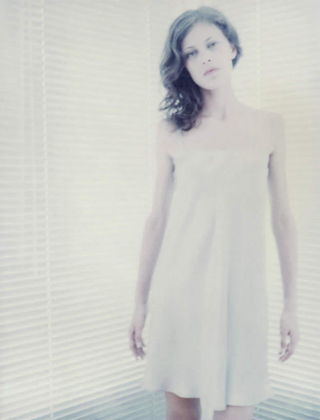 西方人,一个人,站,竖图,室内,白天,白色背景,正面,裙子,窗户,欧洲,欧洲人,仅一个年轻女性,仅一个女性,仅一个人,连衣裙,百叶窗,注视,看,靠,靠着,倚靠,站着,摄影,影棚,观看,倚着,关注,年轻女性,女人,女性,白种人,长发,卷发,站立,半身,彩图,影棚拍摄,拍摄