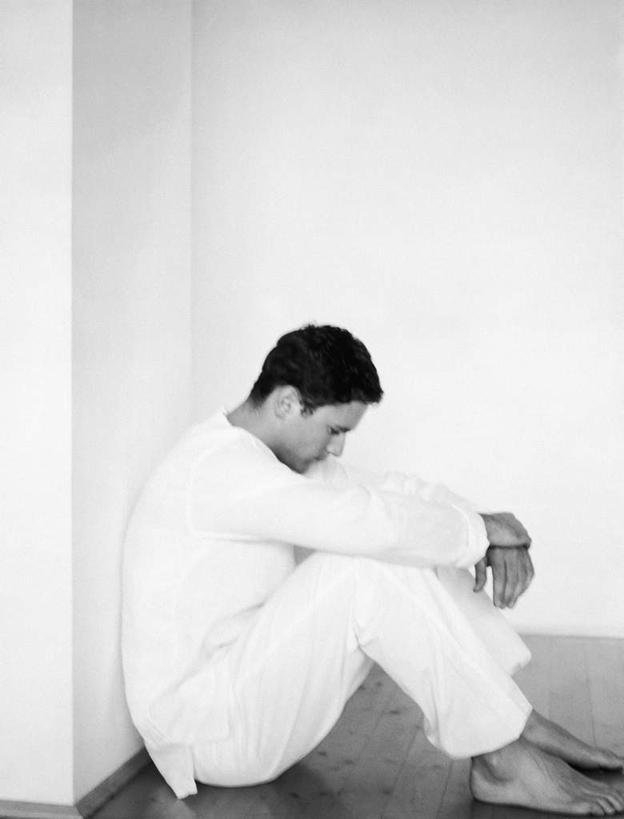 西方人,一个人,坐,竖图,黑白,室内,白天,侧面,地板,欧洲,欧洲人,仅一个男性,仅一个人,抱腿,睡衣,墙,地面,抬腿,木地板,墙壁,墙面,仅一个年轻男性,白色,低头,男人,男性,年轻男性,白种人,坐着,半身