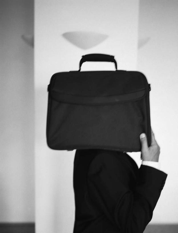 西方人,一个人,商务人士,商务男性,站,竖图,黑白,室内,白天,白色背景,侧面,衬衫,欧洲,欧洲人,仅一个男性,仅一个人,握,套装,包,公文包,墙,拿,拿着,墙壁,墙面,仅一个年轻男性,扛,站着,握着,摄影,影棚,公事包,商务装,工薪阶层,扛在肩上,男人,男性,年轻男性,白种人,白领,上班族,站立,半身,影棚拍摄,衬衣,拍摄