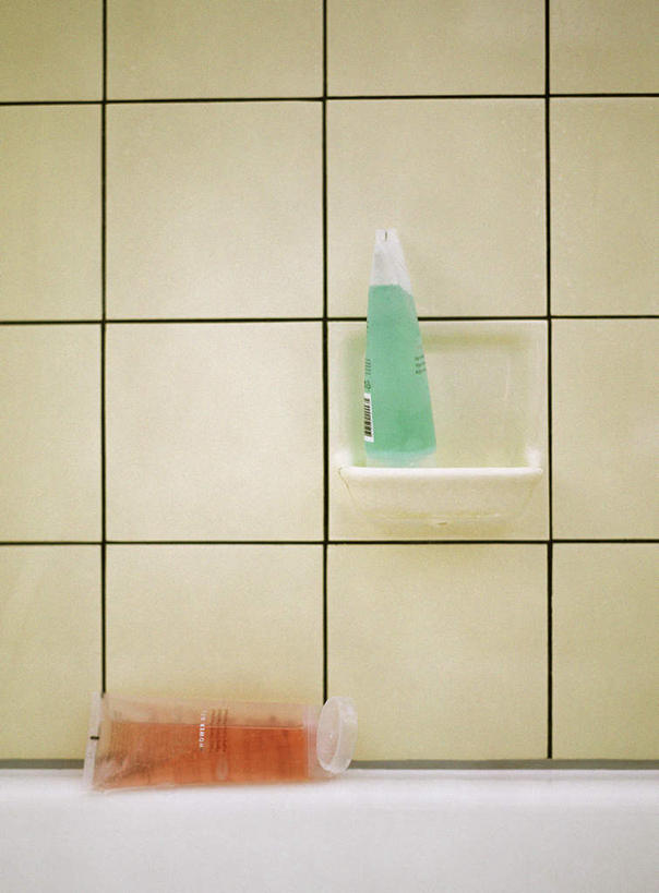 无人,竖图,室内,白天,正面,卫生间,浴室,静物,一排,许多,整齐,方格,润肤露,墙,墙壁,墙面,排列,一个,黄色,绿色,白色,化妆品,浴缸,单个,沐浴露,一瓶,队列,淋浴房,彩图,冲凉房,沐浴间,沐浴室