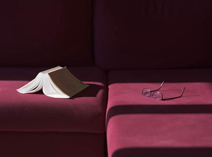 无人,横图,俯视,室内,白天,靠垫,沙发,静物,书籍,一本,一副,阴影,光线,眼镜,影子,靠枕,红色,阳光,垫子,枕头,打开,开启,近视眼镜,布艺沙发,书,图书,彩图,高角度拍摄