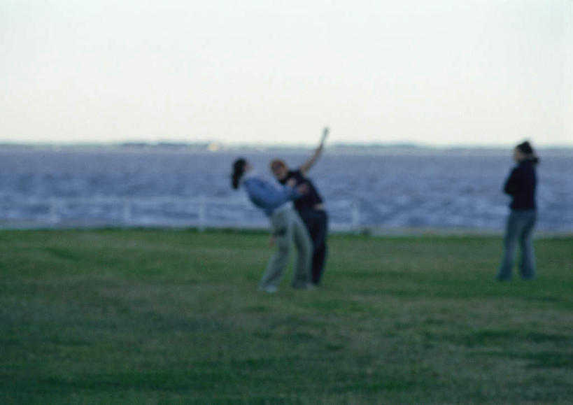 西方人,三个人,伙伴,同事,朋友,站,举,双手交叉,横图,室外,白天,侧面,旅游,度假,友谊,成功,合作,团队,集体,信心,草地,草坪,海浪,海洋,美景,植物,欧洲,欧洲人,阴影,朦胧,模糊,光线,影子,景观,浪花,云,云朵,云彩,注视,休闲装,娱乐,队伍,草,蓝色,绿色,白云,蓝天,天空,阳光,自然,海水,天,观察,看,托,站着,享受,休闲,休闲服,景色,放松,观看,后仰,察看,领导,双手抱胸,成就,关注,自然风光,合伙,领袖,海景,友情,男人,男性,年轻男性,年轻女性,女人,女性,白种人,大海,风浪,海,海水的波动,近岸浪,涌浪,举起,举手,举着,向上举,向上伸,向上托,站立,彩图,全身