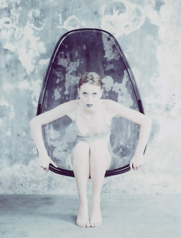 西方人,头发,一个人,坐,笑,摸,微笑,竖图,室内,白天,正面,裙子,化妆,美容,椅子,欧洲,欧洲人,仅一个年轻女性,仅一个女性,仅一个人,一把,撑,抚摸,花纹,连衣裙,装饰,纹路,纹理,墙,注视,墙壁,墙面,黄色,蓝色,绿色,紫色,白色,彩妆,观察,看,靠,靠着,倚靠,赤脚,观看,点缀,察看,撑着,倚着,关注,球椅,太空椅,鸡蛋椅,年轻女性,女人,女性,白种人,触摸,接触,坐着,彩图,全身