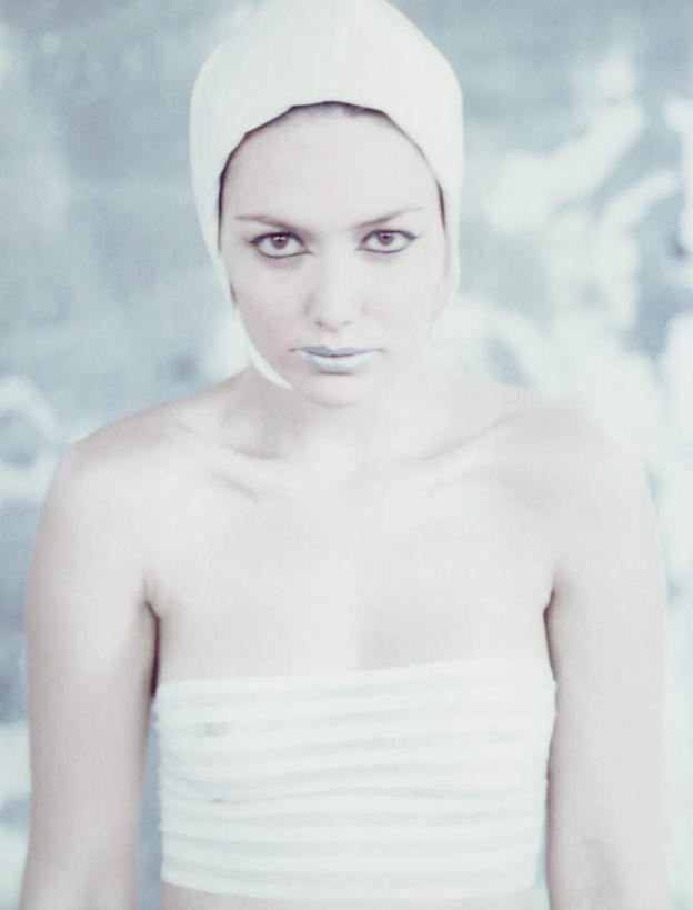 西方人,脸,头,脸颊,头发,一个人,笑,微笑,竖图,室内,特写,白天,正面,化妆,美容,欧洲,欧洲人,仅一个年轻女性,仅一个女性,仅一个人,花纹,内衣,装饰,纹路,束发带,纹理,墙,银色,注视,墙壁,墙面,一个,衣服,黄色,白色,彩妆,观察,看,单个,观看,点缀,察看,关注,年轻女性,女人,女性,白种人,头部,脸部,脸蛋,面部,半身,彩图,头带