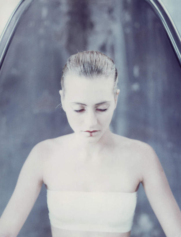 西方人,头发,一个人,坐,闭眼,笑,摸,微笑,竖图,室内,白天,正面,化妆,美容,椅子,欧洲,欧洲人,仅一个年轻女性,仅一个女性,仅一个人,一把,撑,抚摸,花纹,内衣,装饰,纹路,纹理,墙,墙壁,墙面,衣服,黄色,红色,紫色,白色,彩妆,靠,靠着,倚靠,点缀,撑着,倚着,球椅,太空椅,鸡蛋椅,年轻女性,女人,女性,白种人,闭眼睛,闭着眼,闭着眼睛,触摸,接触,坐着,半身,彩图