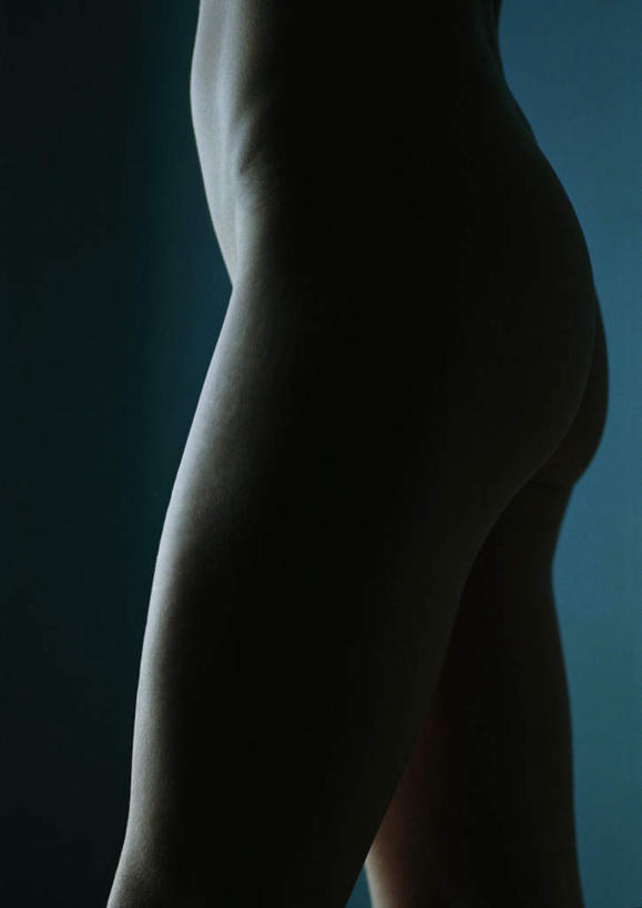 西方人,腰,腿部,腿,一个人,站,竖图,室内,特写,白天,侧面,性感,欧洲,欧洲人,仅一个年轻女性,仅一个女性,仅一个人,阴影,蓝色背景,光线,影子,灯光,黄色,站着,美女,诱惑,摄影,影棚,皮肤,尤物,年轻女性,女人,女性,白种人,腰部,站立,半身,彩图,影棚拍摄,拍摄,美人