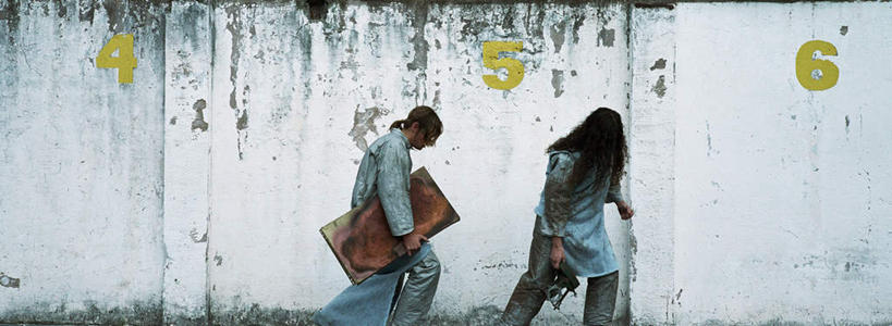 西方人,两个人,站,走,横图,室外,白天,侧面,道路,路,欧洲,欧洲人,一块,破碎,标志,木板,数字,文字,字符,字母,墙,小路,交通,注视,标识,破损,墙壁,墙面,衣服,黄色,低头,观察,看,站着,转头,乞丐,观看,察看,贫穷,关注,痛苦,可怜,流浪,男人,男性,年轻男性,白种人,步行,散步,站立,走路,半身,彩图