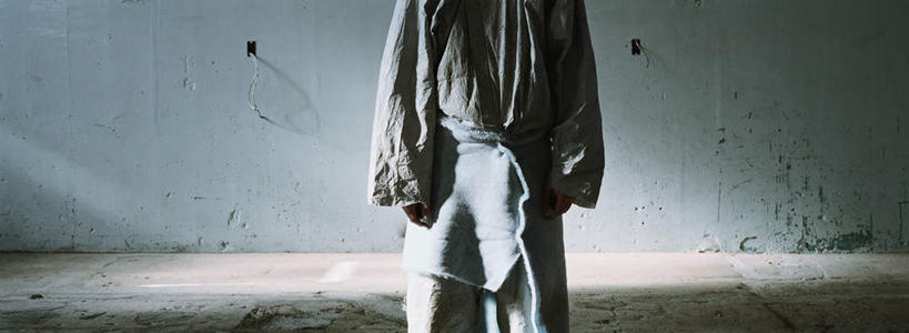 西方人,一个人,站,横图,室外,白天,正面,道路,路,欧洲,欧洲人,仅一个男性,仅一个人,阴影,破碎,光线,瓷砖,地砖,影子,墙,小路,地面,交通,破损,墙壁,墙面,仅一个年轻男性,衣服,阳光,站着,乞丐,贫穷,痛苦,可怜,流浪,男人,男性,年轻男性,白种人,站立,半身,彩图