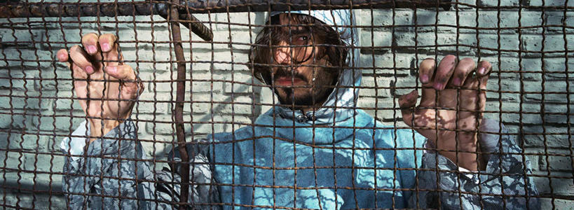 西方人,胡须,一个人,科学家,站,笑,摸,微笑,横图,室外,白天,正面,工作服,制服,欧洲,欧洲人,仅一个男性,仅一个人,一排,许多,抚摸,阴影,整齐,光线,方格,网,影子,墙,笼子,注视,墙壁,墙面,排列,仅一个年轻男性,阳光,观察,看,站着,抓,观看,察看,监禁,队列,关注,禁锢,科学研究者,工作制服,男人,男性,年轻男性,白种人,胡子,络腮胡,科学工作者,触摸,接触,站立,半身,彩图,工作套服