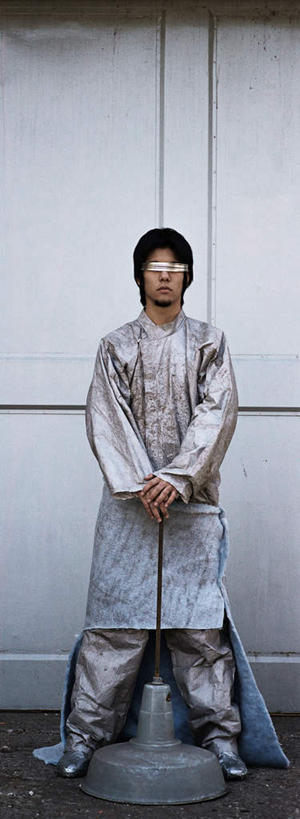 西方人,头发,一个人,站,摸,竖图,室外,白天,正面,道路,路,欧洲,欧洲人,仅一个男性,仅一个人,撑,抚摸,破碎,墙,小路,交通,凌乱,破损,墙壁,墙面,仅一个年轻男性,衣服,黑色,靠,靠着,倚靠,站着,遮,遮掩,乞丐,掩盖,撑着,倚着,遮挡,贫穷,痛苦,遮盖,可怜,掩饰,流浪,男人,男性,年轻男性,白种人,触摸,接触,站立,半身,彩图