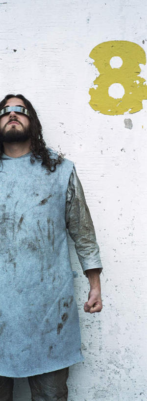 西方人,头发,一个人,站,闭眼,竖图,室外,白天,正面,道路,路,欧洲,欧洲人,仅一个男性,仅一个人,破碎,标志,数字,文字,字符,字母,小路,交通,凌乱,标识,破损,仅一个年轻男性,衣服,黄色,黑色,靠,靠着,倚靠,站着,乞丐,倚着,贫穷,痛苦,可怜,流浪,男人,男性,年轻男性,白种人,长发,闭眼睛,闭着眼,闭着眼睛,抬头,仰头,站立,半身,彩图