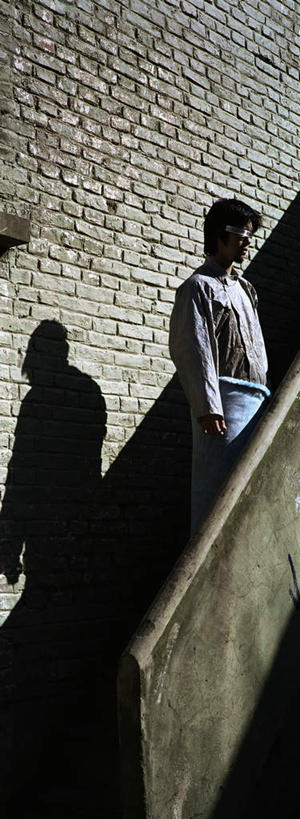 西方人,头发,一个人,栏杆,站,竖图,室外,白天,侧面,楼梯,欧洲,欧洲人,仅一个男性,仅一个人,一堆,一排,阴影,堆叠,堆积,破碎,整齐,光线,扶手,影子,阶梯,墙,注视,护栏,破损,墙壁,墙面,台阶,排列,仅一个年轻男性,衣服,黑色,阳光,低头,观察,看,站着,砖头,乞丐,观看,堆,察看,贫穷,队列,关注,痛苦,可怜,流浪,男人,男性,年轻男性,白种人,站立,半身,彩图