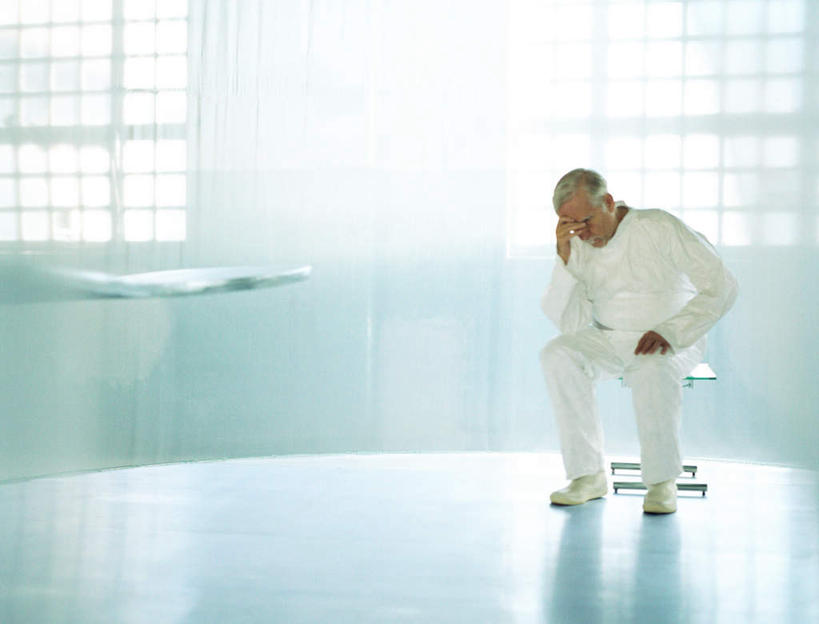 西方人,头发,一个人,坐,闭眼,摸,横图,室内,白天,正面,科技,窗户,桌子,椅子,欧洲,欧洲人,仅一个男性,仅一个人,一排,许多,撑,抚摸,阴影,服装,整齐,光线,空间,方格,影子,办公桌,木椅,墙,托腮,休闲装,玻璃窗,墙壁,墙面,排列,一个,衣服,白色,阳光,低头,托,仅一个老年男性,休闲,休闲服,服饰,单个,撑着,科幻,未来,队列,托下巴,想象,预言,老年男性,男人,男性,白种人,闭眼睛,闭着眼,闭着眼睛,触摸,接触,坐着,彩图,全身